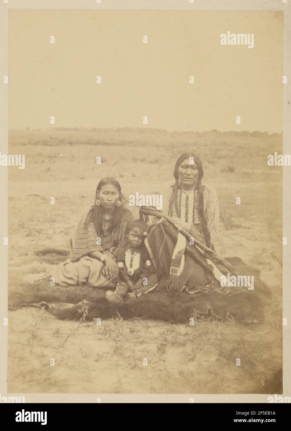 Arapaho capo polvere faccia, sua moglie, e il loro Figlio. William Stinson Soule (americano, 1836 - 1908) Foto Stock