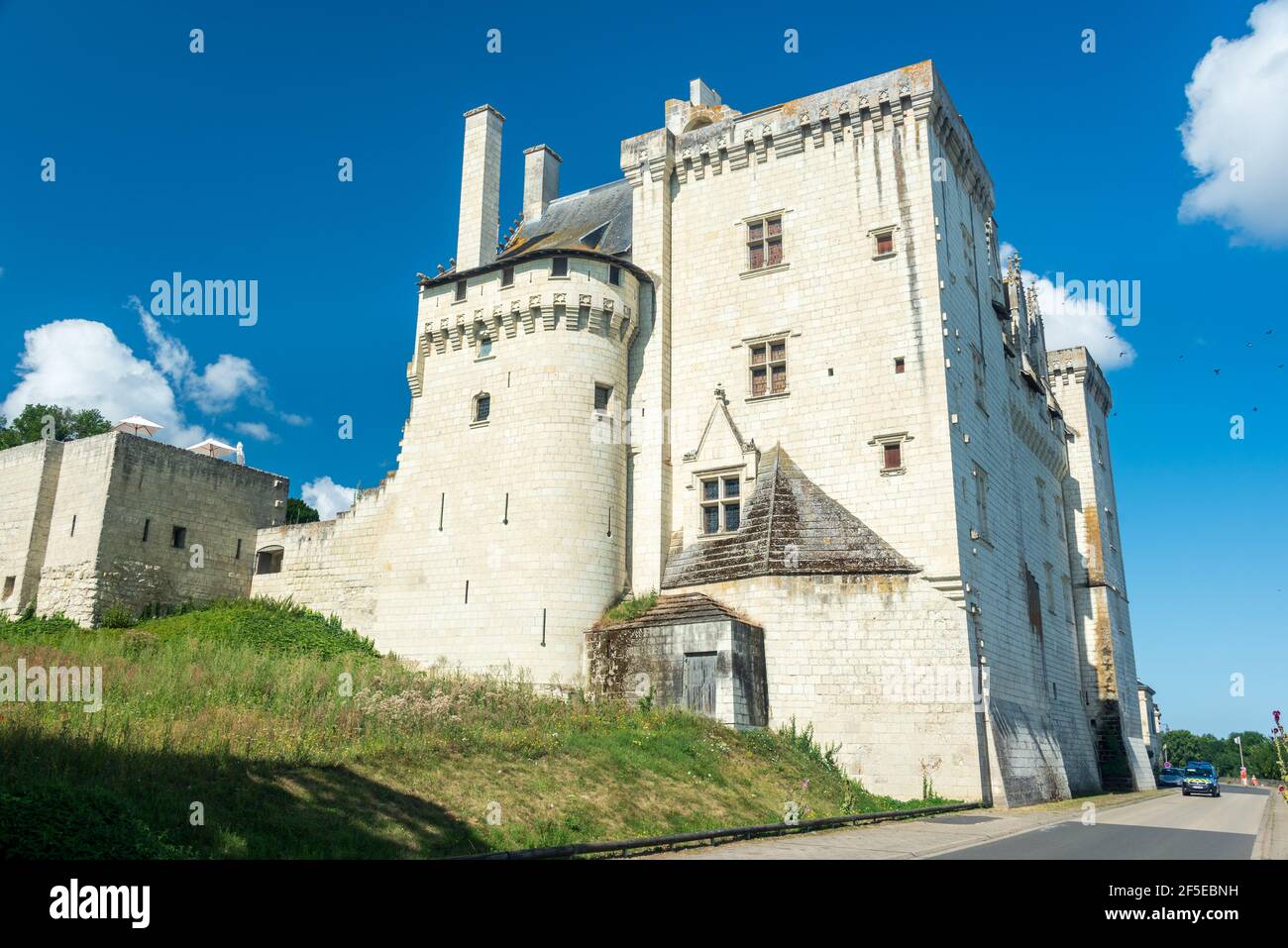 Il castello in stile gotico fiammeggiante a Montsoreau sulle rive Del fiume Loira in Francia Foto Stock