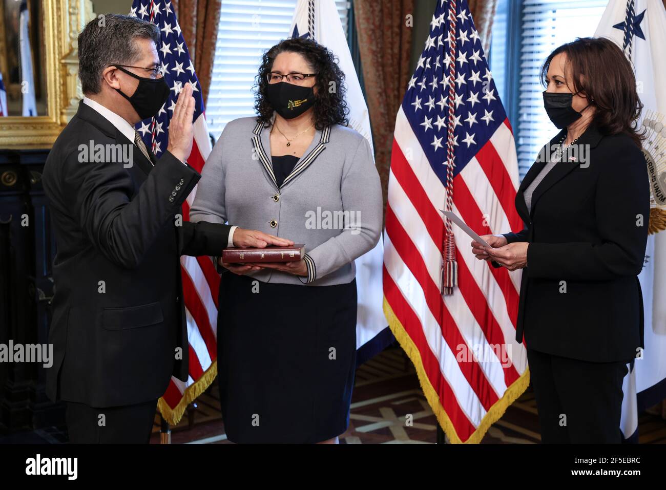 Washington, Stati Uniti. 26 Marzo 2021. Il Vice Presidente Kamala Harris, a destra giurò Xavier Becerra, a sinistra, come nuovo Segretario HHS, insieme alla moglie Dr. Carolina Reyes che detiene la Bibbia, nell'Ufficio Ceremoniale del Vice Presidente nell'edificio Eisenhower Executive Office venerdì 26 marzo 2021 a Washington, DC. (Foto di Oliver Contreras/SIPA USA) Credit: Sipa USA/Alamy Live News Foto Stock