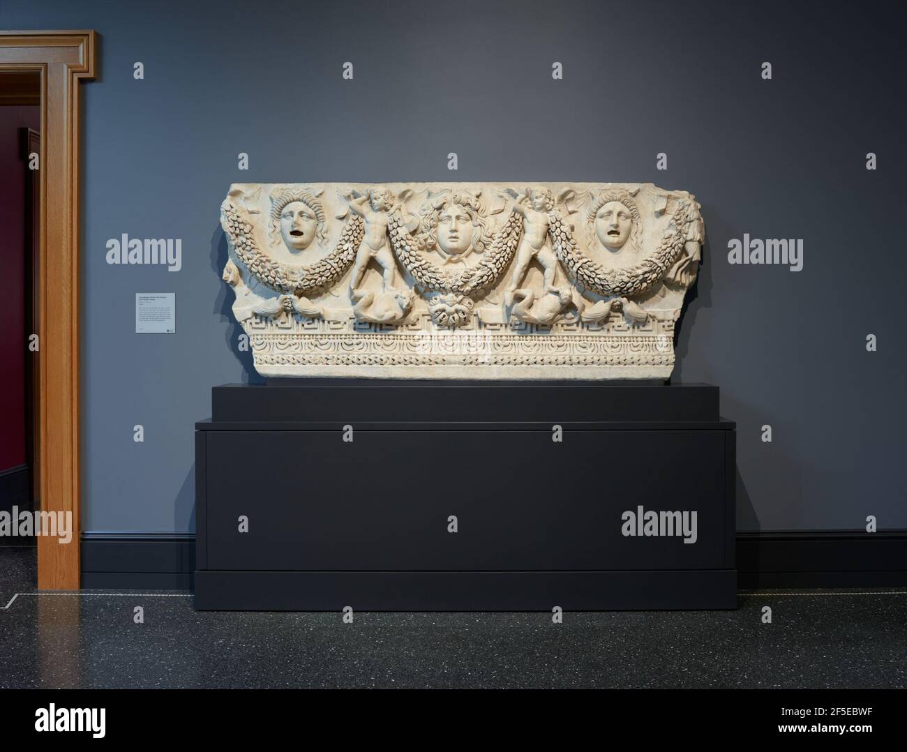 Pannello frontale di un sarcofago Garland. Sconosciuto Foto Stock