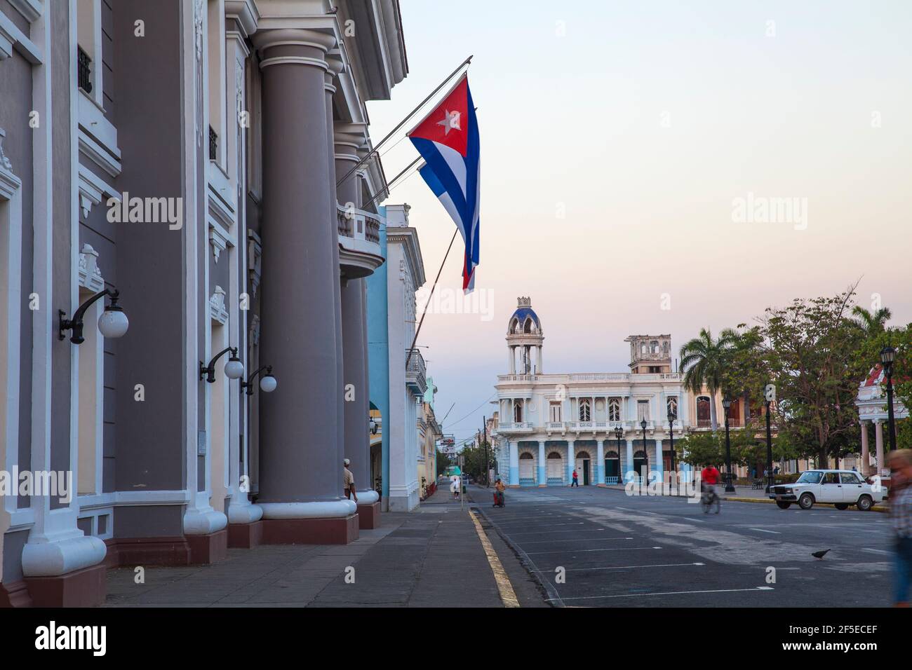 Cuba, Cienfuegos, Palacio de Gobierno e a distanza Casa de la Cultura Benjamin Duarte - ex Palacio de Ferrer (1918) Foto Stock