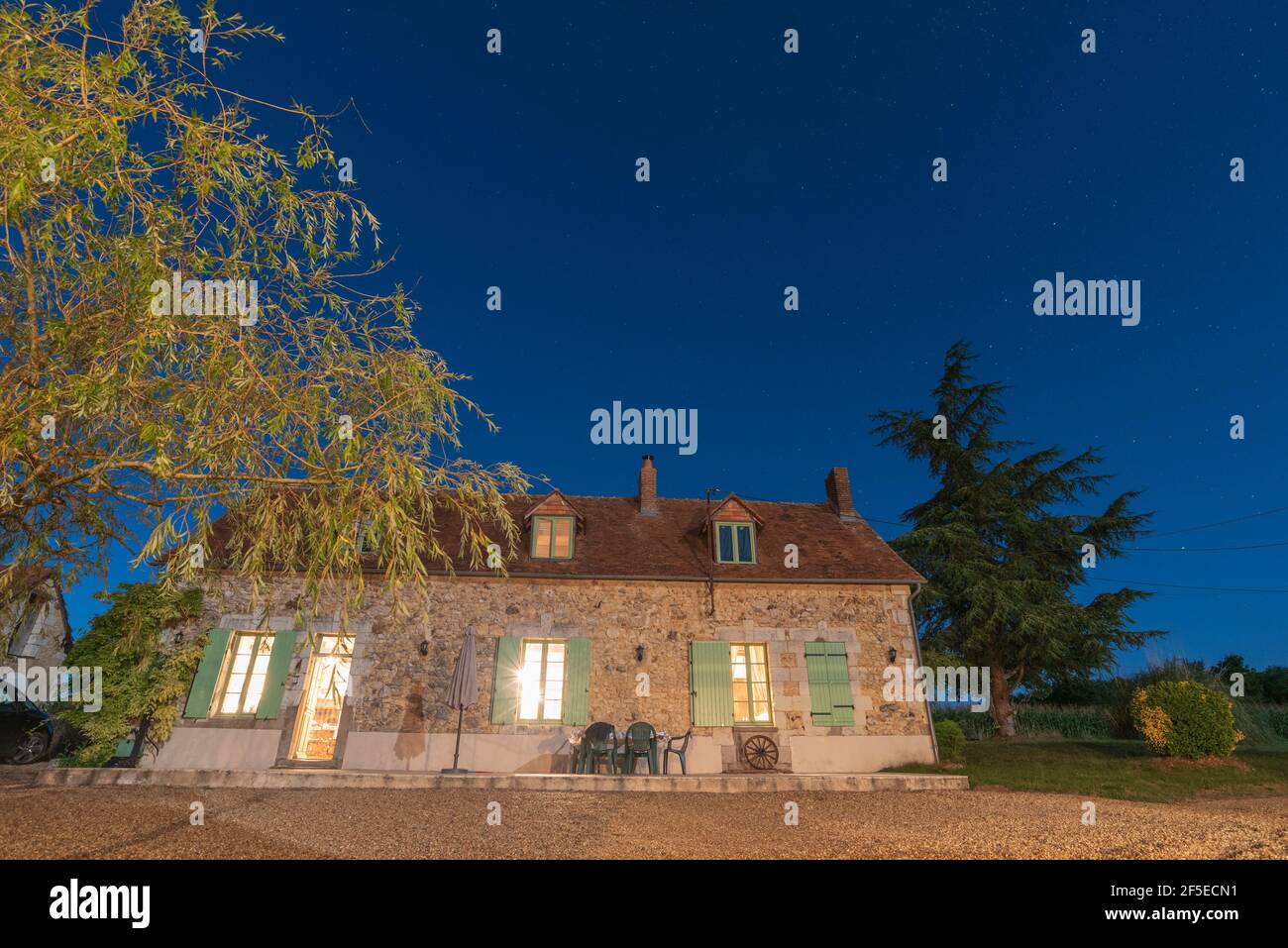 Cielo stellato sopra una casa colonica francese Foto Stock