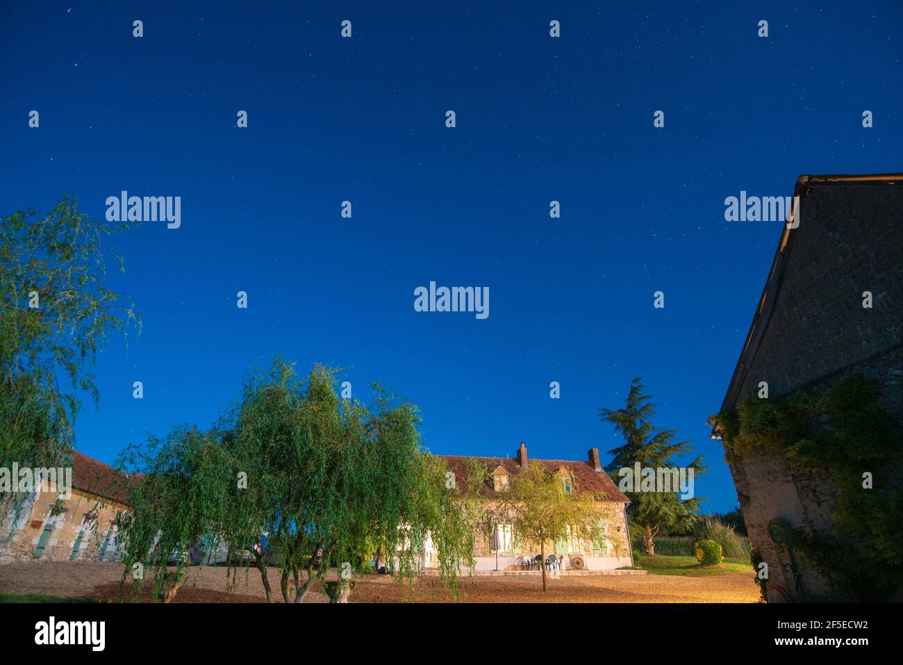 Cielo stellato sopra una casa colonica francese Foto Stock