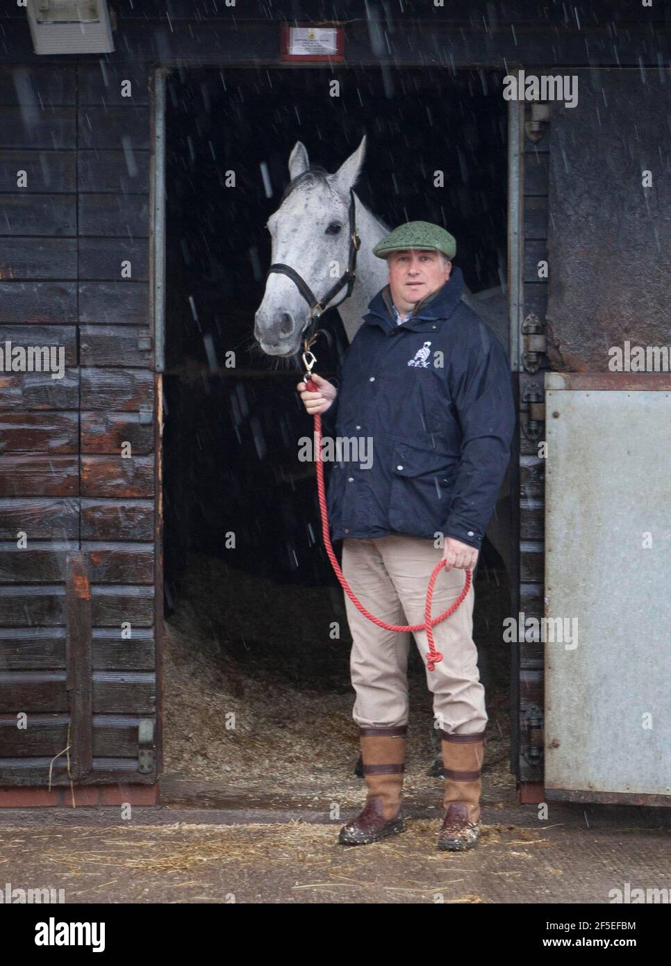 Il grande vincitore nazionale Neptune Collonge con l'allenatore Paul Nicholls alle sue scuderie a Ditcheat, Somerset. Foto Stock