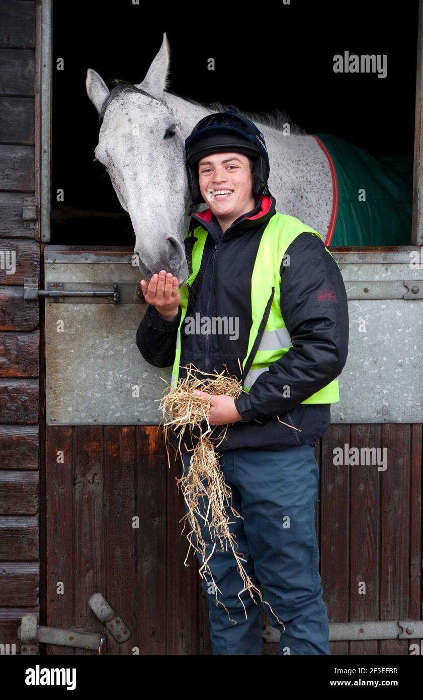 Il vincitore nazionale Neptune Collonge con il suo allenatore Billy Page alle scuderie Paul Nicholls di Ditcheat, Somerset. Foto Stock