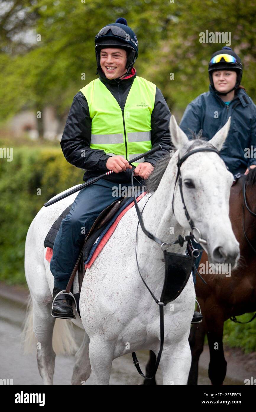 Il vincitore nazionale Neptune Collonge con il suo allenatore Billy Page alle scuderie Paul Nicholls di Ditcheat, Somerset. Foto Stock