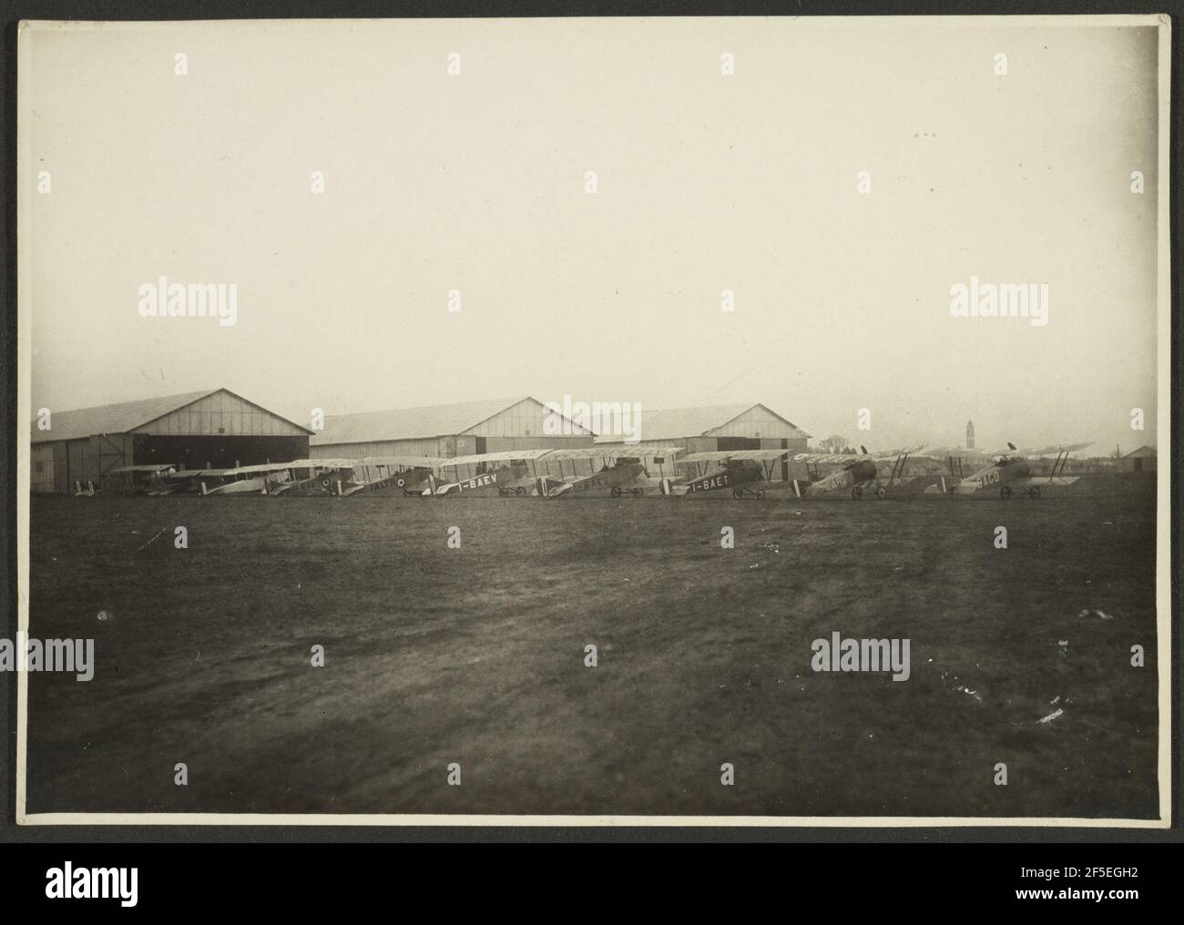 Squadriglia di aeroplani di propreta' della S. I. A. C. al campo di volo di Sesto S. Giovanni. (Milano). Fédèle Azari (italiano, 1895 - 1930) Foto Stock