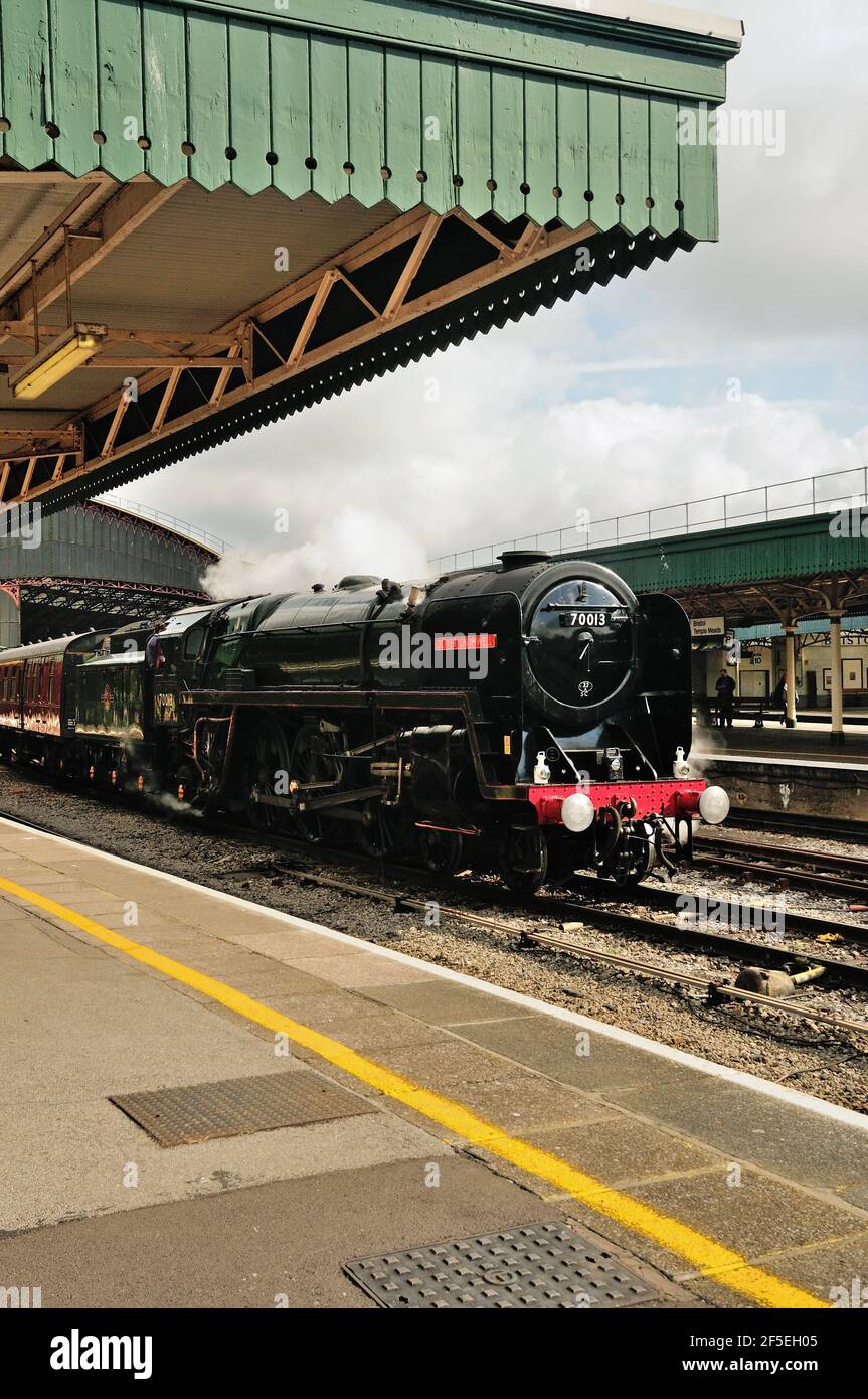 BR Classe standard No 70013 Oliver Cromwell in attesa alla stazione Bristol Temple Meads prima di trasportare il Dartmouth Express a Kingswear. 13,06. 2009. Foto Stock