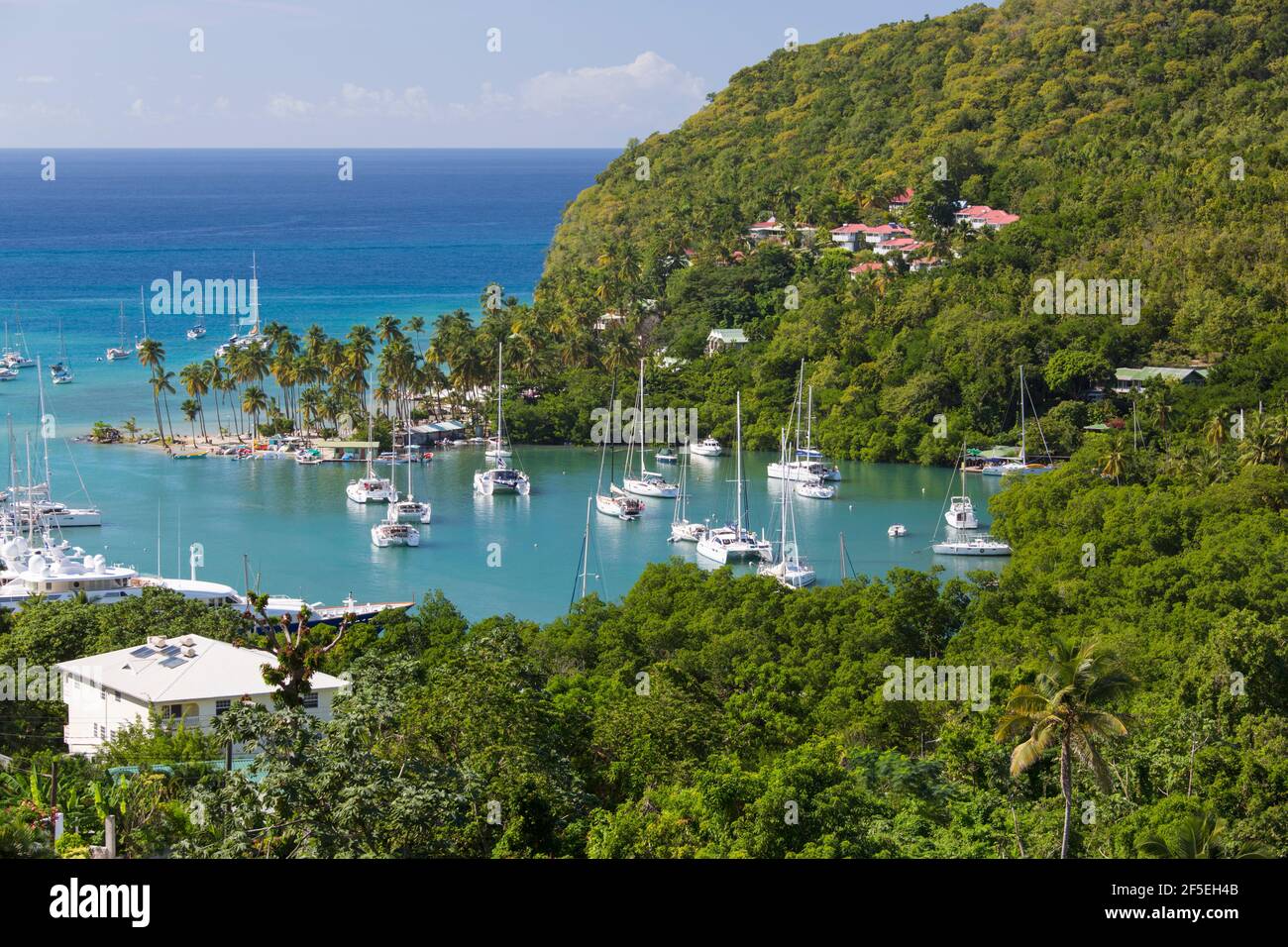 Marigot Bay, Castries, St Lucia. Vista sul villaggio e sul porto del Mar dei Caraibi. Foto Stock