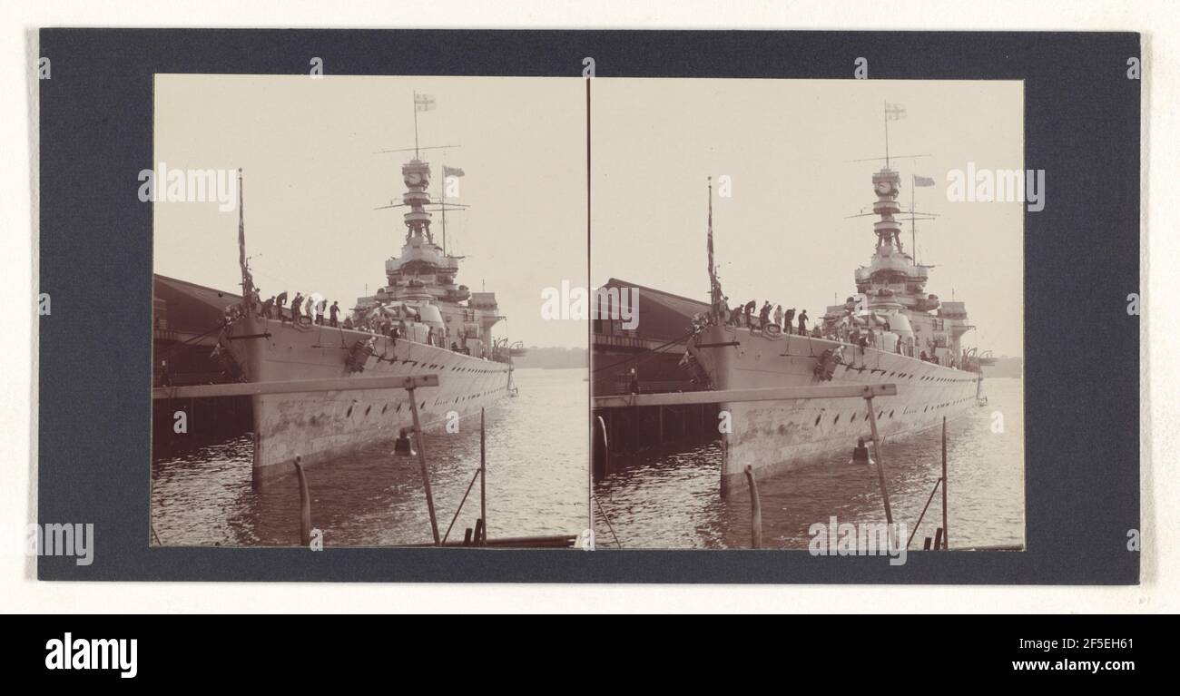 La H.M.S. Rinomato a Queen Street Wharf, Auckland, N. Z.. James Douglas Richardson (New Zealander, 1878 - 1942) Foto Stock