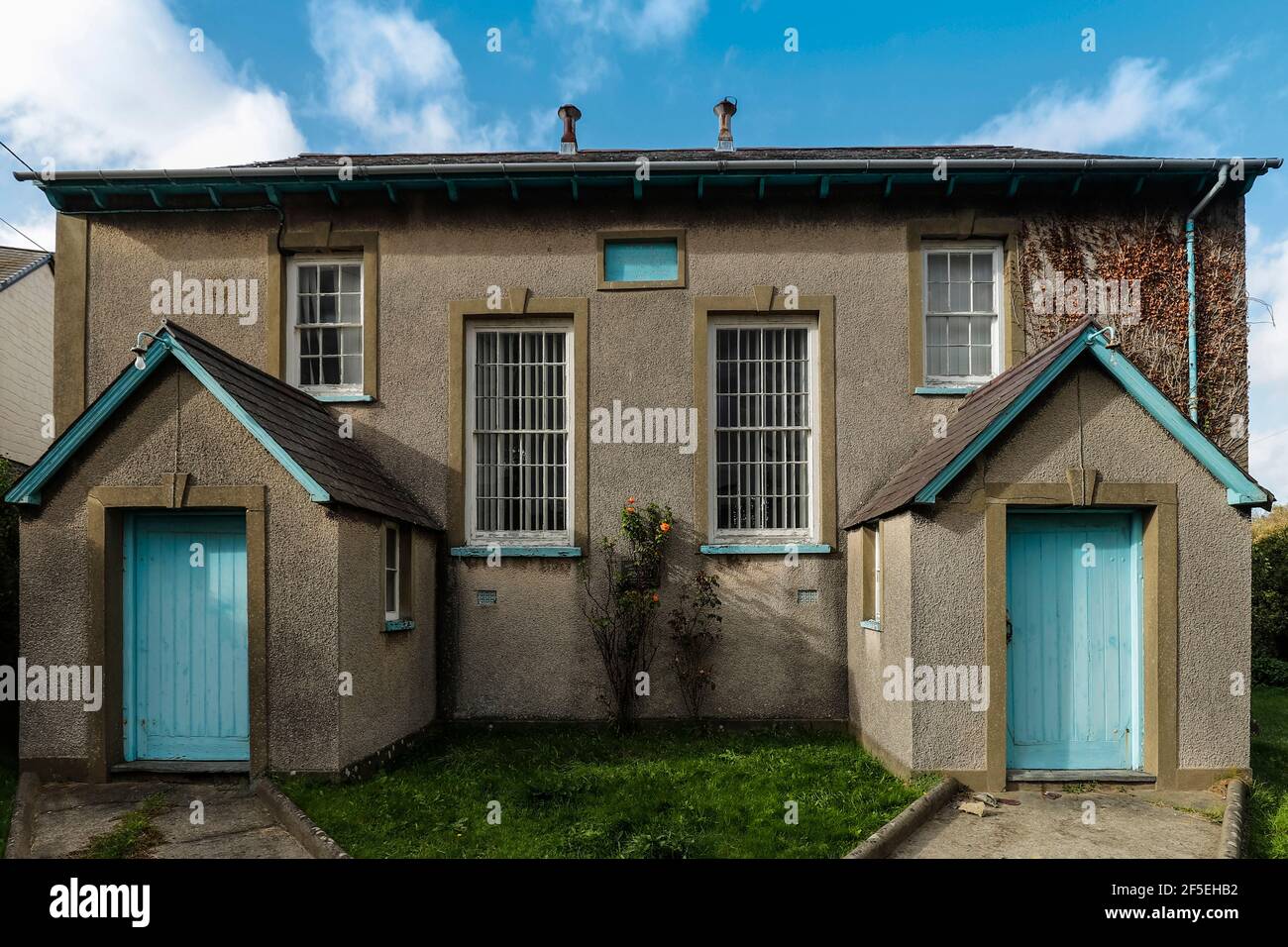 Twin Porch Bethel Calvinistic Methodist Chapel, un edificio di grado II su Water Street in questo villaggio storico; Aberarth, Ceredigion, Galles, Regno Unito Foto Stock