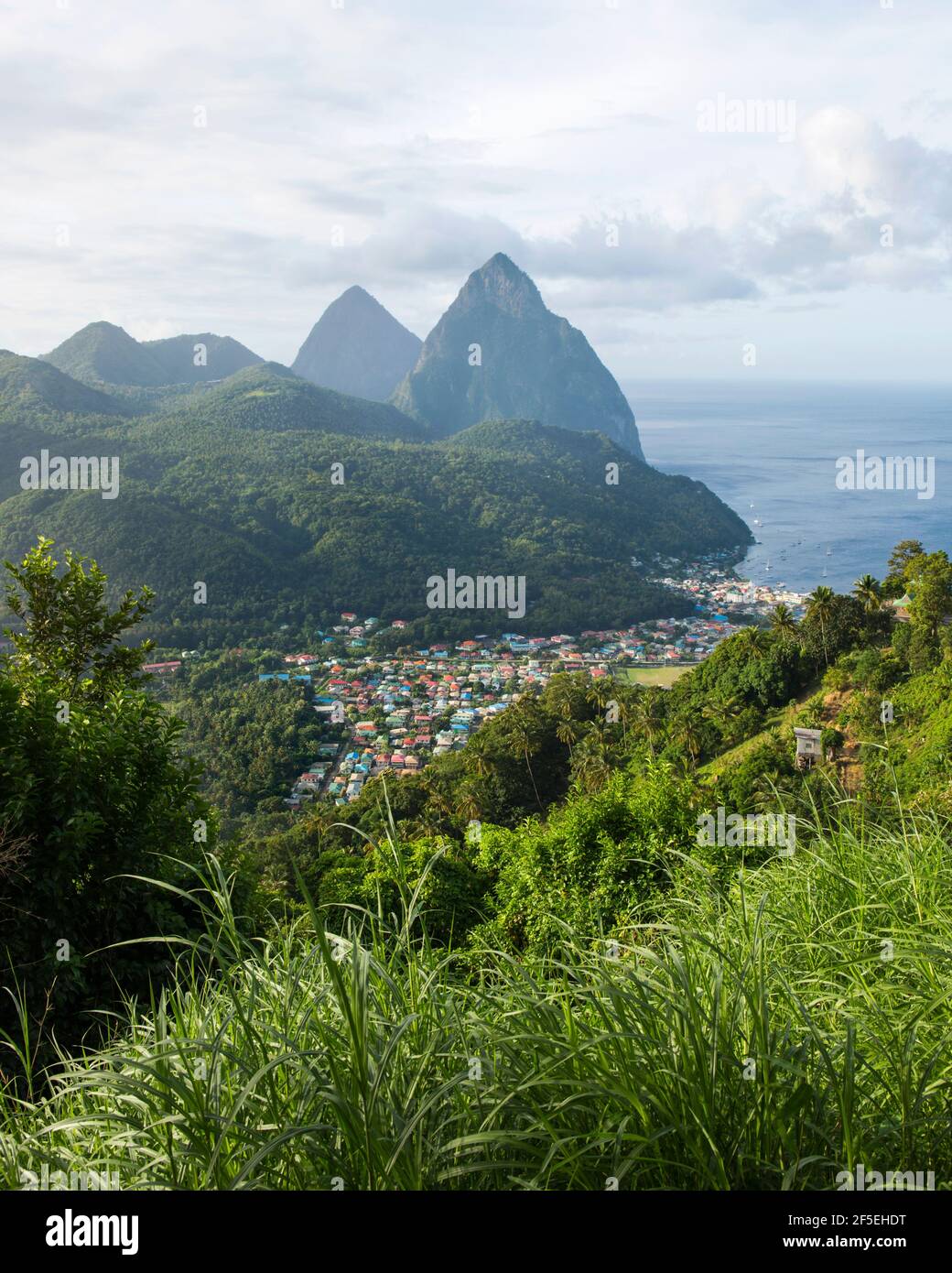 Soufriere, Santa Lucia. Vista sui Pitons da ripide colline boscose sopra la città. Foto Stock