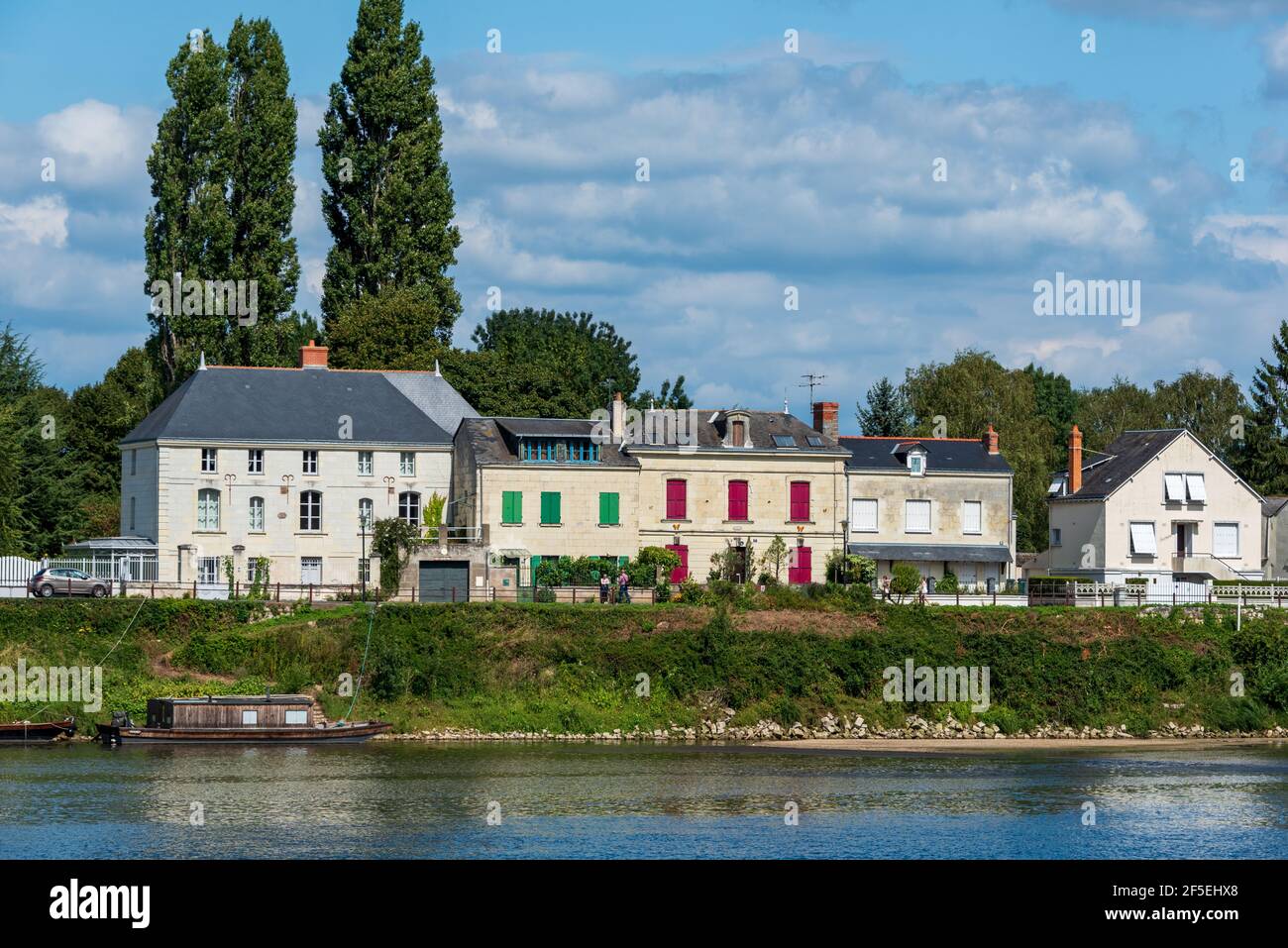 Edifici sul lungofiume di Saumur nella valle della Loira Francia Foto Stock