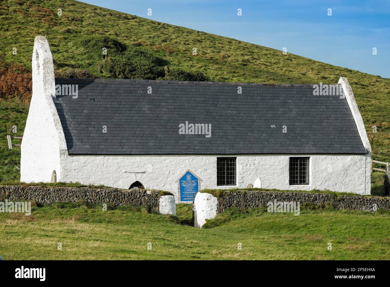 13 ° secolo Chiesa della Santa Croce, una chiesa parrocchiale di grado 1 vicino alla famosa spiaggia di Mwnt; Mwnt, Ceredigon, Galles, Regno Unito Foto Stock