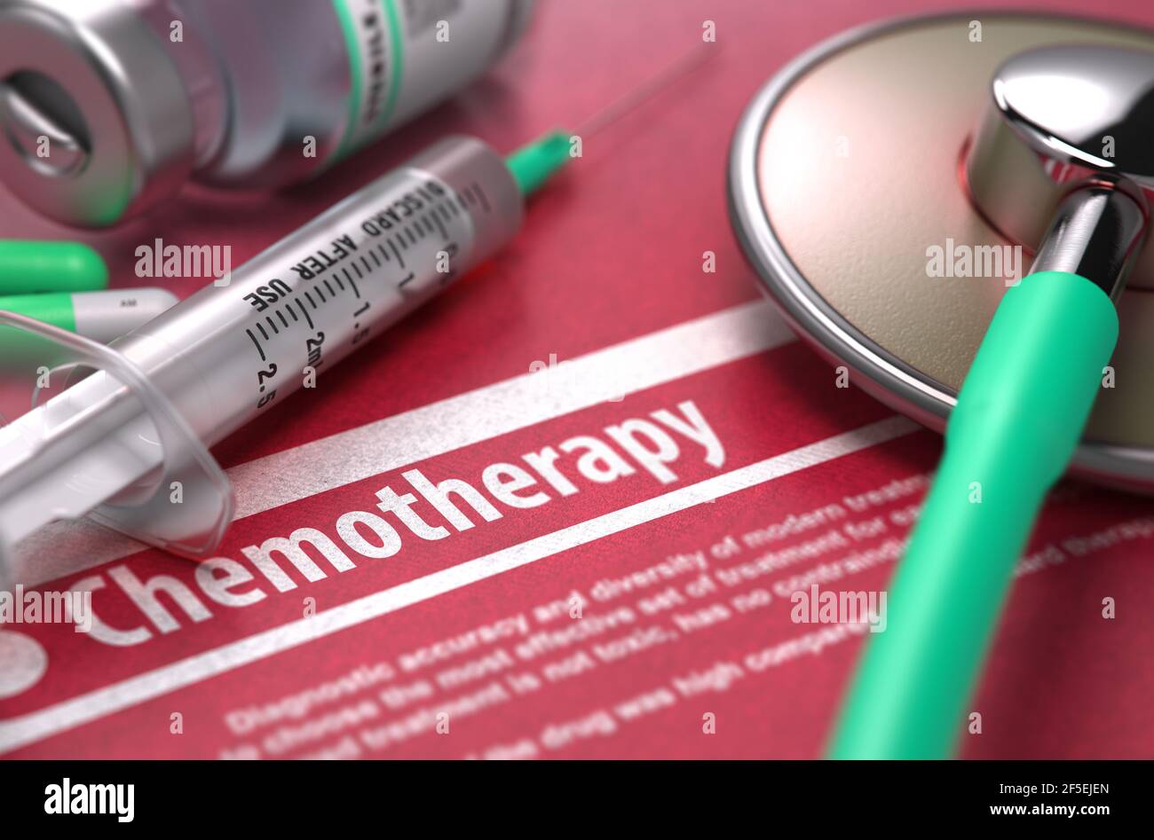 Chemioterapia - Diagnosi stampata su sfondo rosso con testo sfocato e composizione di pillole, siringhe e stetoscopio. Concetto medico. Messa a fuoco selettiva. Rendering 3D. Foto Stock
