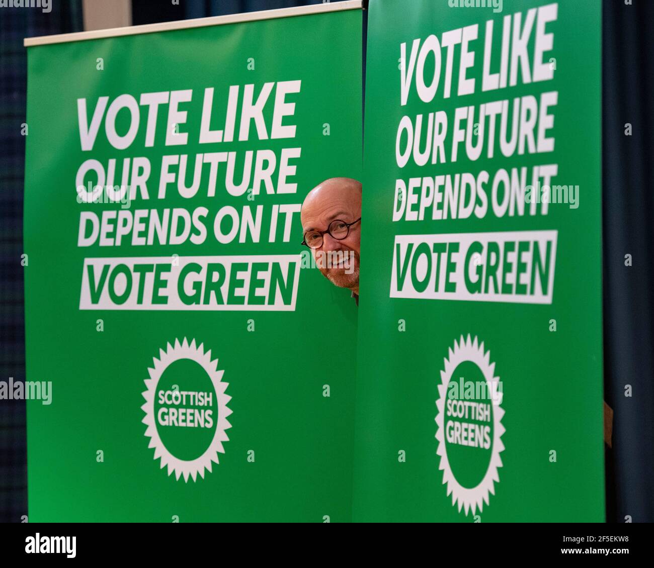 North Queensferry, Scozia, Regno Unito. 26 marzo 2021. NELLA FOTO: Patrick Harvie MSP - Co leader del Partito Verde Scozzese. I Verdi scozzesi segneranno oggi ‘reinizio della conferenza di partito, annunciando la fine del mandato di "carta portuale", che mette in evidenza i risultati del partito durante l'ultima legislatura. Credit: Colin Fisher/Alamy Live News Foto Stock