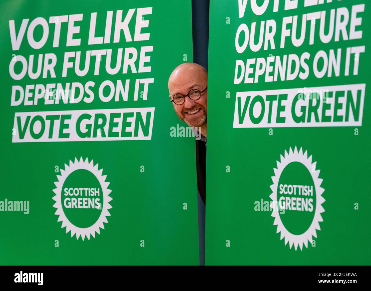 North Queensferry, Scozia, Regno Unito. 26 marzo 2021. NELLA FOTO: Patrick Harvie MSP - Co leader del Partito Verde Scozzese. I Verdi scozzesi segneranno oggi ‘reinizio della conferenza di partito, annunciando la fine del mandato di "carta portuale", che mette in evidenza i risultati del partito durante l'ultima legislatura. Credit: Colin Fisher/Alamy Live News Foto Stock