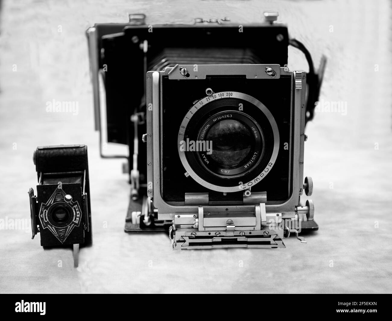 Piccoli e grandi prodotti di precisione Micro S92 Five by Fotocamera da quattro pollici con Ensign Midget Foto Stock
