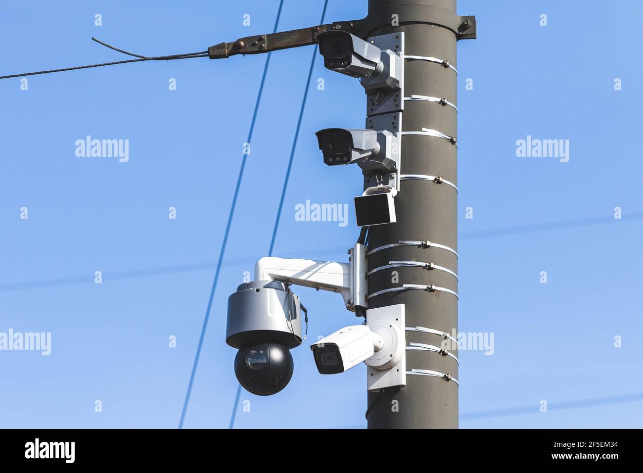 Telecamere di sorveglianza per la sicurezza dell'intelligenza artificiale in città Foto Stock