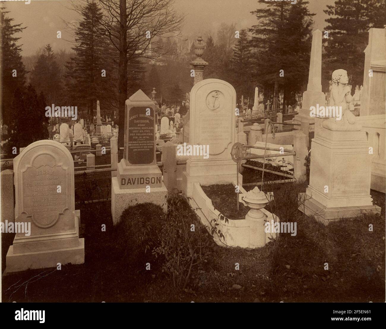 Vista delle lapidi di Davidson nel Laurel Hill Cemetery, Philadelphia. Una fila di lapidi dedicata ai membri della famiglia Davidson. Il cimitero è pieno di lapidi e monumenti, visibili dietro la trama di Davidson. Gli alberi sono sparsi in tutto il cimitero. (Recto, Mount) centro superiore, matita: "aberdeen/granito"; in basso a destra, matita: "In South Laurel Hill/Philadelphia/Lot di proprietà di George Davidson/& Milleg Davidson"; Foto Stock