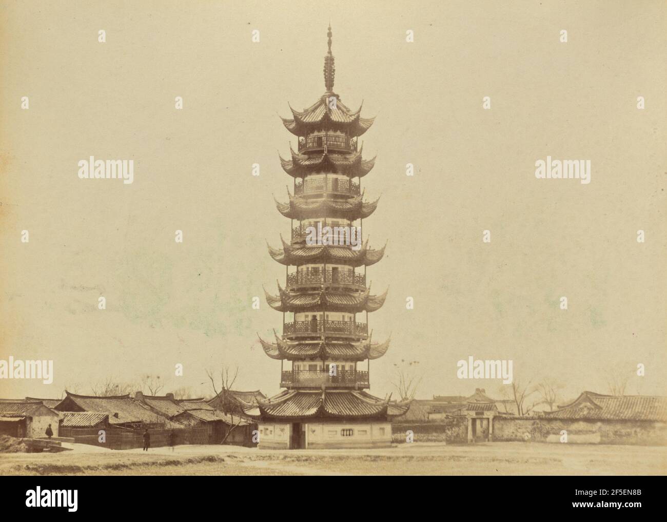 Pagoda, Shanghai. Attribuito a John Thomson (Scottish, 1837 - 1921) Foto Stock