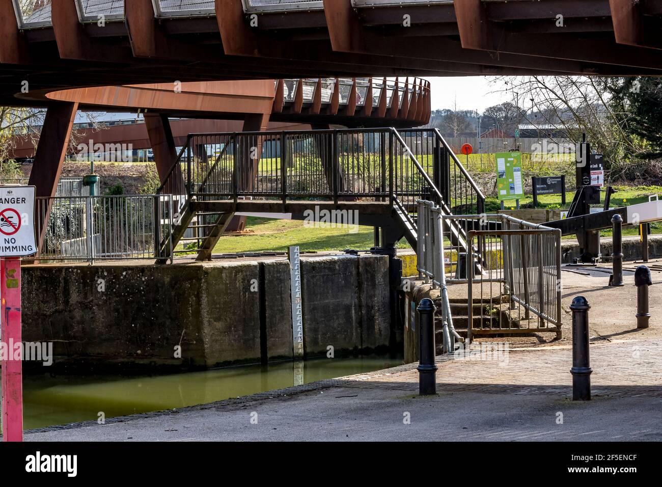 Un ponte di ferro arrugginito che attraversa il fiume Nene e conduce all'Università di Northampton, Inghilterra, Regno Unito. Foto Stock