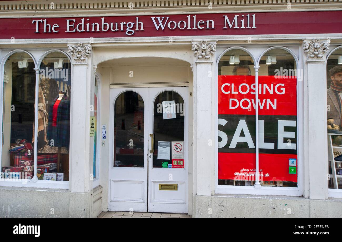 Windsor, Berkshire, Regno Unito. 23 Marzo 2021. Il mulino Woolleen di Edimburgo, solitamente popolare tra i turisti che visitano Windsor, si chiude. Un anno fa oggi l'Inghilterra è entrata nel primo blocco di Covid-19. Windsor è stata molto tranquilla oggi in quanto molte persone continuano a seguire il soggiorno all'interno delle normative governative. Credito: Maureen McLean/Alamy Foto Stock