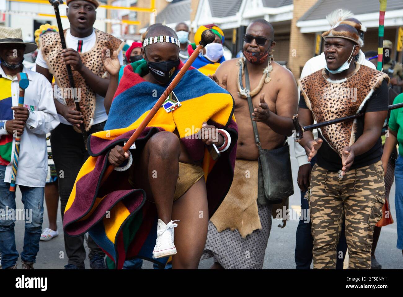 Johannesburg, Sudafrica. 26 Marzo 2021. Un uomo vestito in un abbigliamento tradizionale esegue una danza durante una protesta.i manifestanti si sono riuniti fuori dal Boulders Shopping Centre a Midrand, in Sud Africa in reazione ad un manager che ha confrontato un uomo vestito con il tradizionale abbigliamento Ndebele e gli ha chiesto di lasciare un negozio Clicks nel centro commerciale. (Foto di Thabo Jaiyesimi/SOPA Images/Sipa USA) Credit: Sipa USA/Alamy Live News Foto Stock
