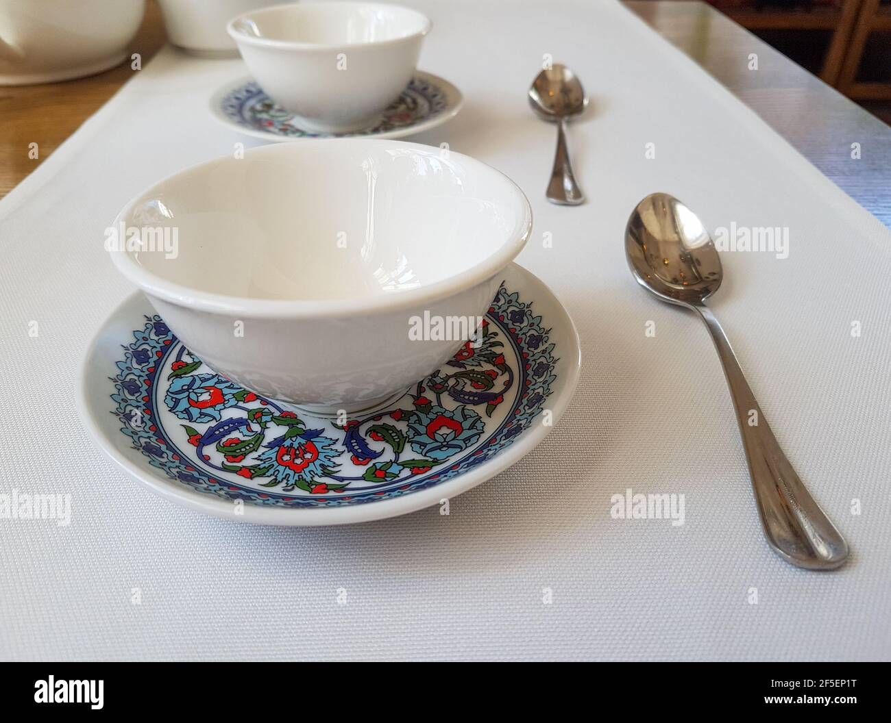 Due ciotole da tè vuote in un ristorante ornamento orientale Foto Stock