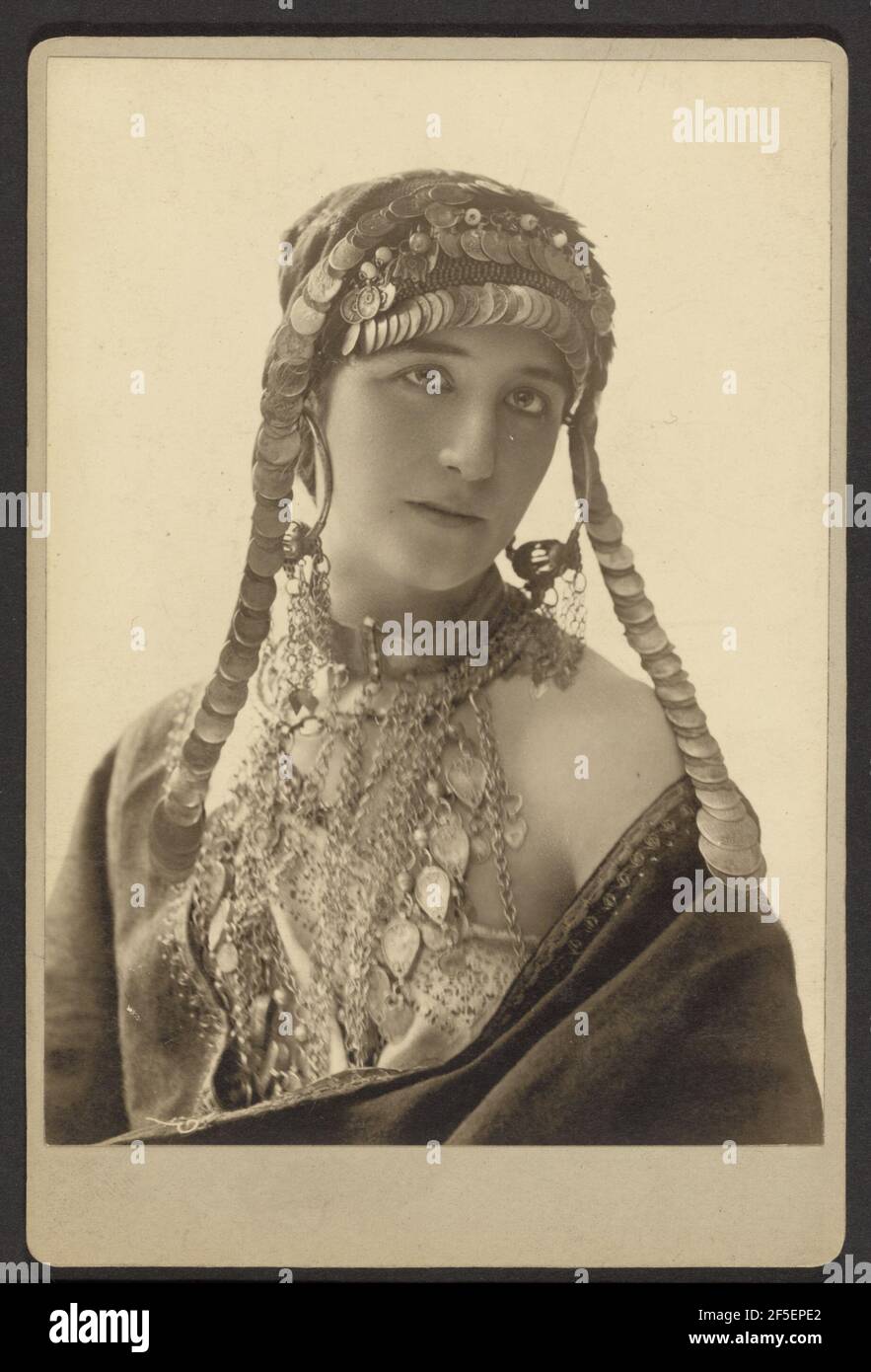 Donna sconosciuta in costume teatrale. Paul Nadar (francese, 1856 - 1939) Foto Stock