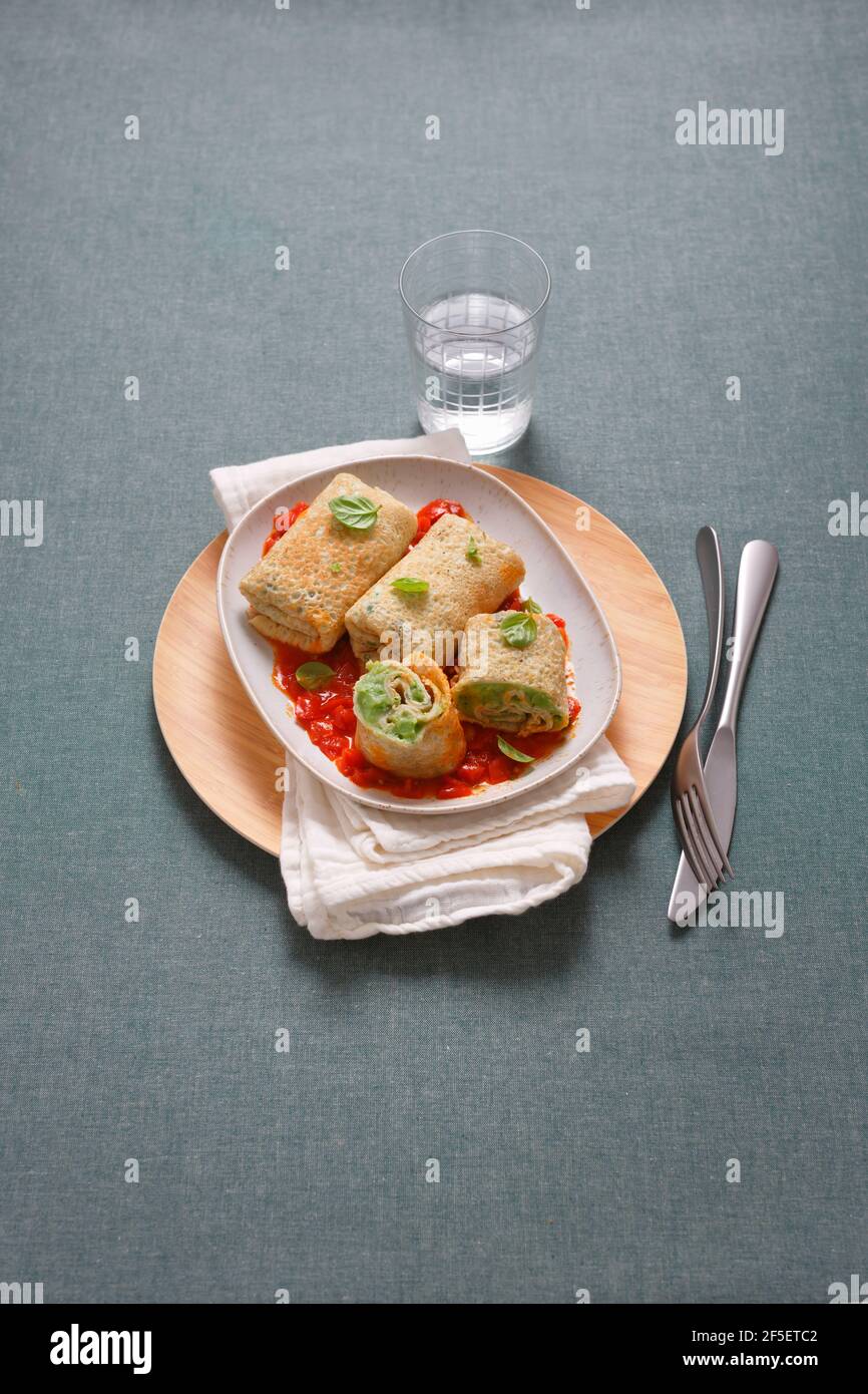 Crespelle fritte con pomodori e verdure Foto Stock