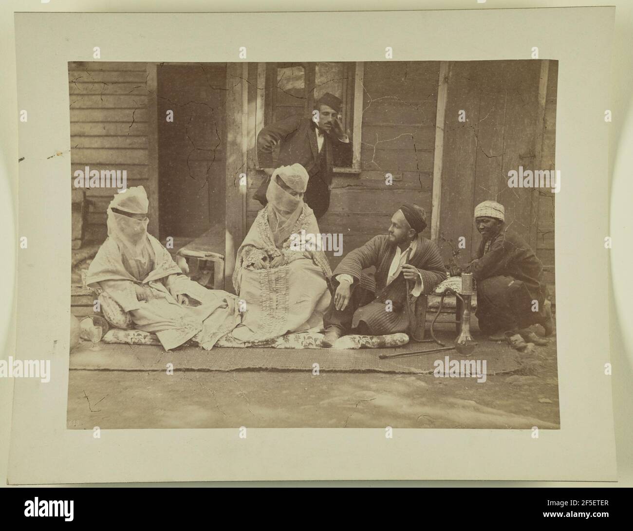 Uomini e donne che fumano. Produttore sconosciuto, egiziano Foto Stock