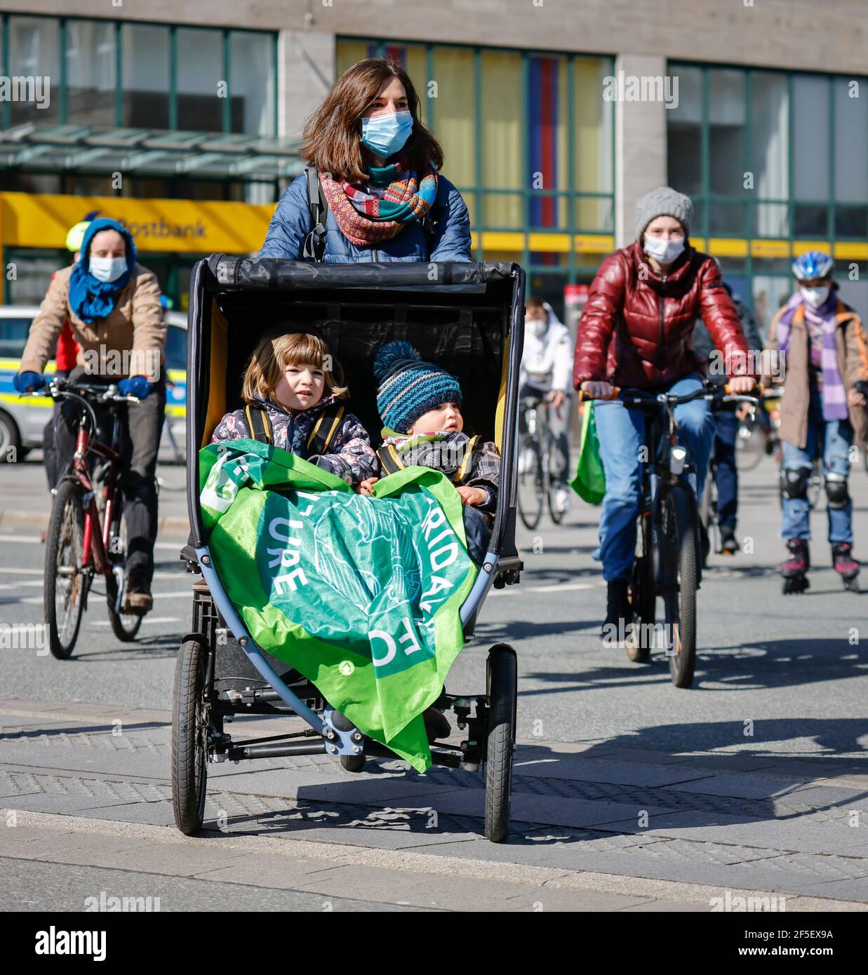 Essen, Nord Reno-Westfalia, Germania - venerdì per il futuro, gli attivisti del clima dimostrano in tempi della corona Pandemic corona-conforme con maschera Foto Stock