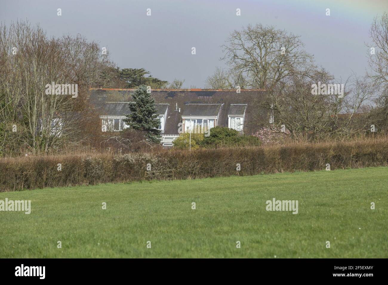 Sidmouth, Devon, 26 marzo 21. Due membri del personale di una casa di cura di Sidmouth isolata sono stati accusati di negligenza intenzionale a seguito di recenti morti presso i locali. Una donna, 57 anni, e un uomo, 30 sono stati arrestati e accusati a seguito di un'estesa indagine della polizia dopo che nove residenti sono morti nel giro di giorni alla Holmesley Care Home (nella foto) alla periferia di Sidmouth, Devon. Credit: Photo Central/Alamy Live News Foto Stock