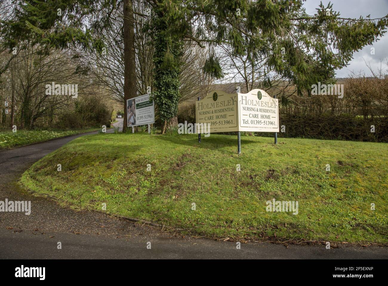 Sidmouth, Devon, 26 marzo 21. Due membri del personale di una casa di cura di Sidmouth isolata sono stati accusati di negligenza intenzionale a seguito di recenti morti presso i locali. Una donna, 57 anni, e un uomo, 30 sono stati arrestati e accusati a seguito di un'estesa indagine della polizia dopo che nove residenti sono morti nel giro di giorni alla Holmesley Care Home (nella foto) alla periferia di Sidmouth, Devon. Credit: Photo Central/Alamy Live News Foto Stock