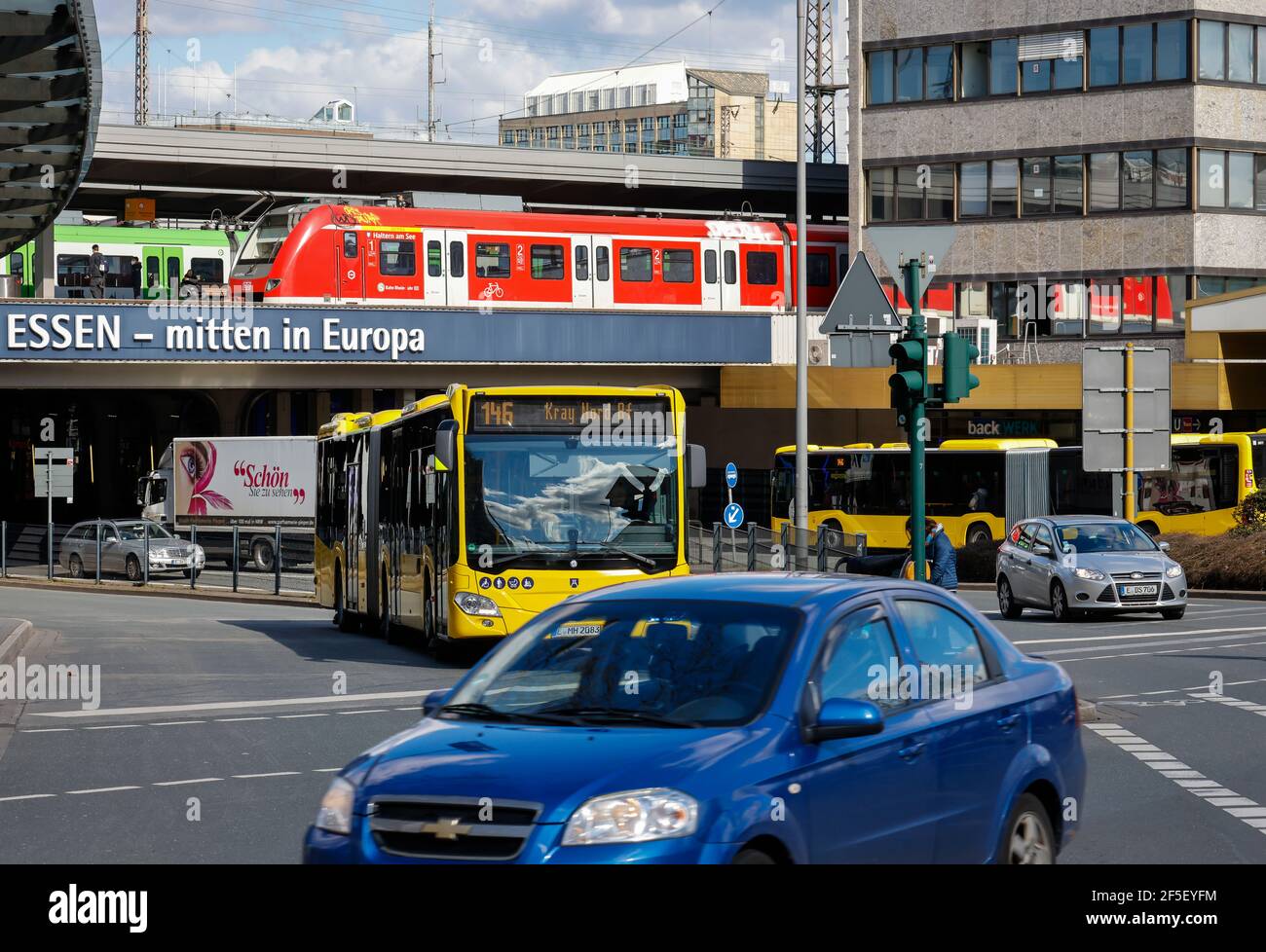 Essen, Renania Settentrionale-Vestfalia, Germania - vari mezzi di trasporto nel centro della città, autobus, treni e automobili alla stazione principale di Essen. Foto Stock