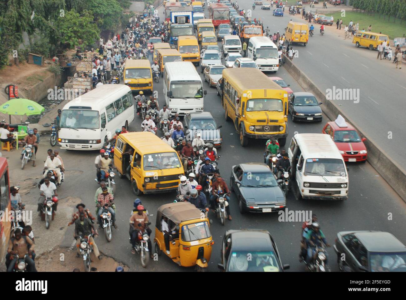 17. Lagos Metro: I piloti Okada sorprendono il movimento veicolare a Lagos, Nigeria. Foto Stock