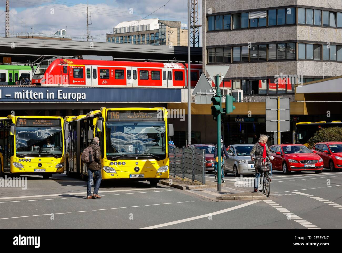 Essen, Renania Settentrionale-Vestfalia, Germania - vari mezzi di trasporto nel centro della città, autobus, treni, biciclette e auto alla stazione centrale di Essen. Foto Stock