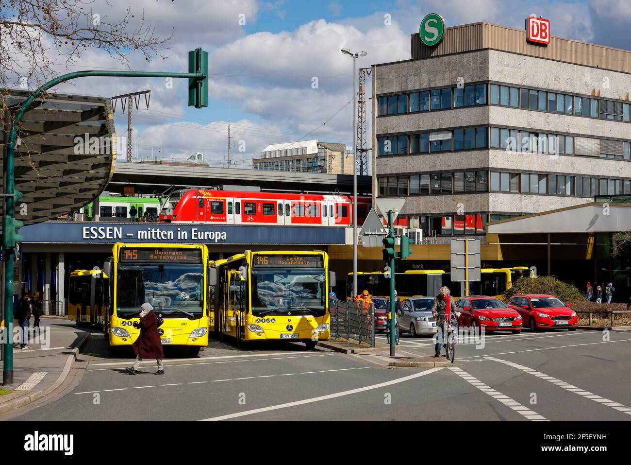 Essen, Renania Settentrionale-Vestfalia, Germania - vari mezzi di trasporto nel centro della città, autobus, treni, biciclette e auto alla stazione centrale di Essen. Foto Stock