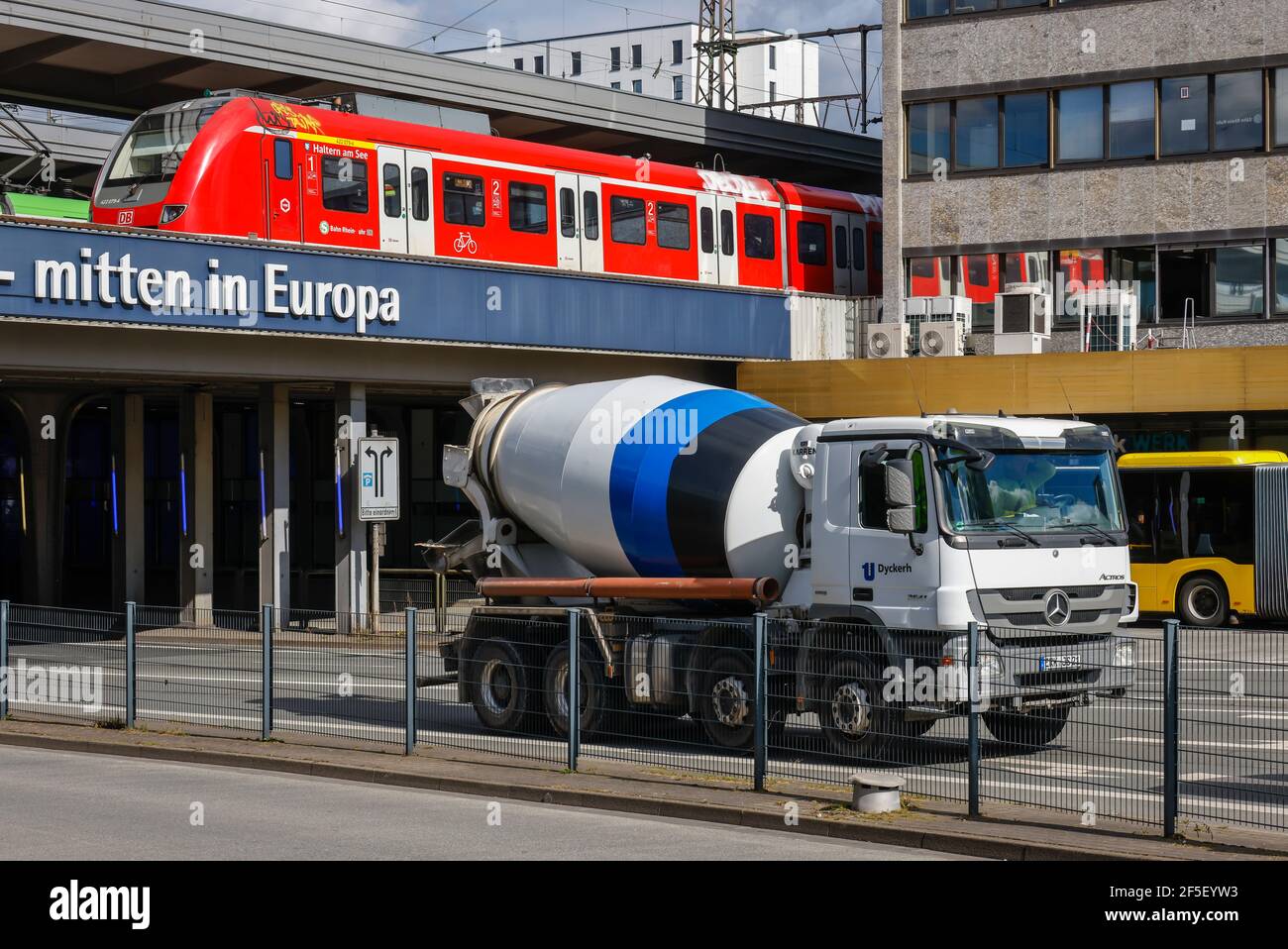 Essen, Renania Settentrionale-Vestfalia, Germania - vari mezzi di trasporto nel centro della città, autobus, treni e un betoniera alla stazione centrale di Essen. Foto Stock