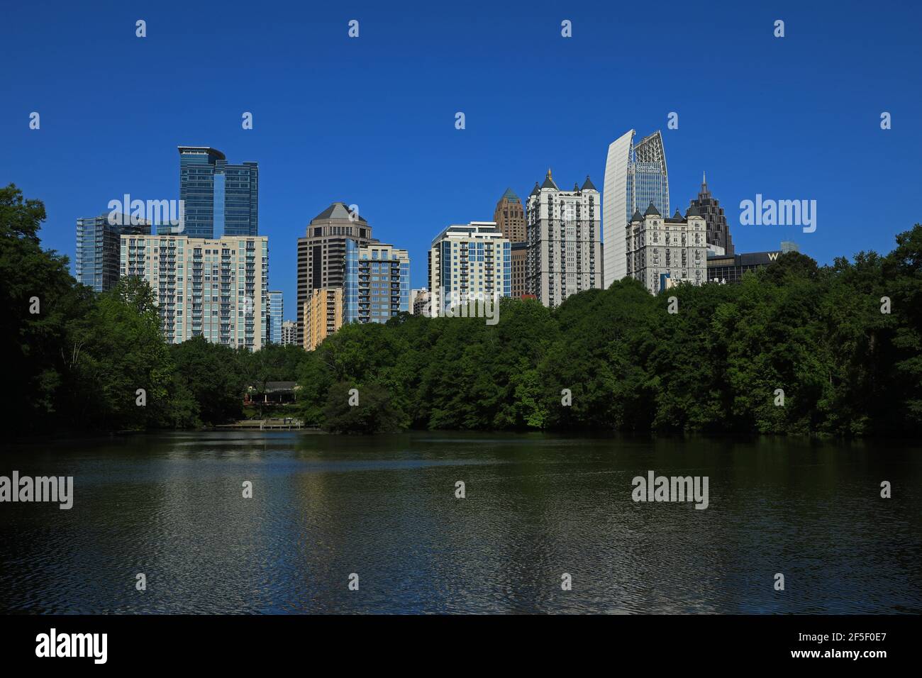 Vista del centro di Atlanta dal lago Clara Meer, Piedmont Park Foto Stock