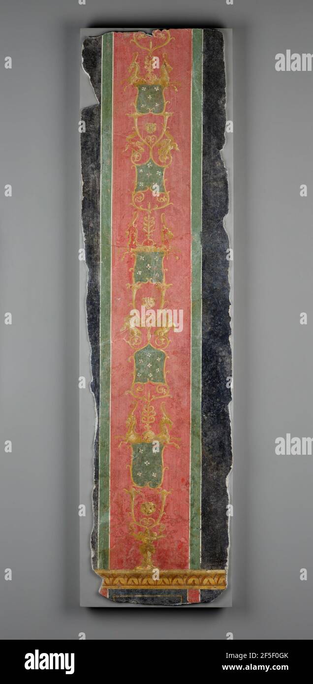 Frammento di parete con striscia rossa che porta viti e fiori contro terra nera. Sconosciuto Foto Stock