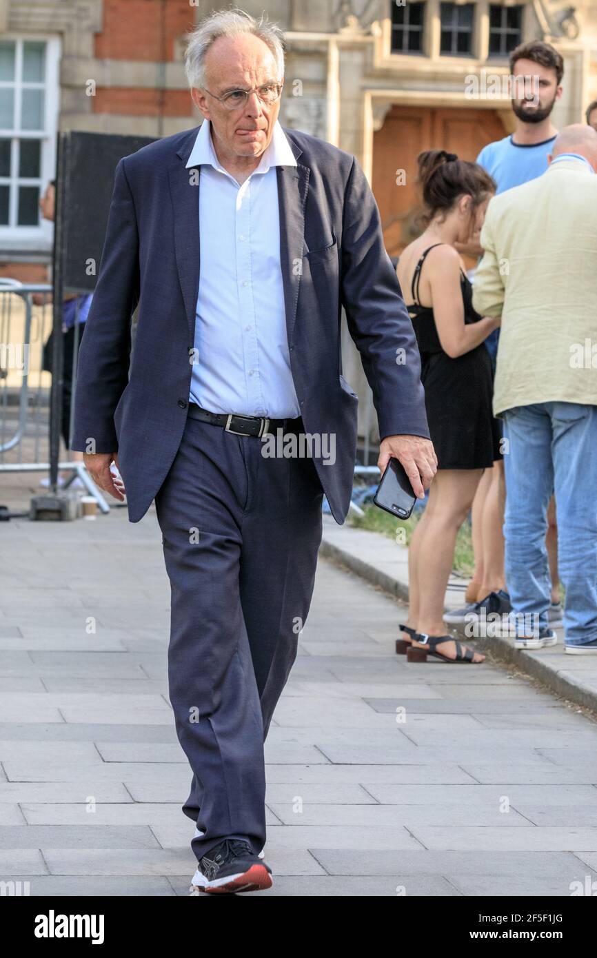 Pietro osso, MP, politico e membro del partito conservatore del Parlamento, passeggiate in Westminster, Londra Foto Stock