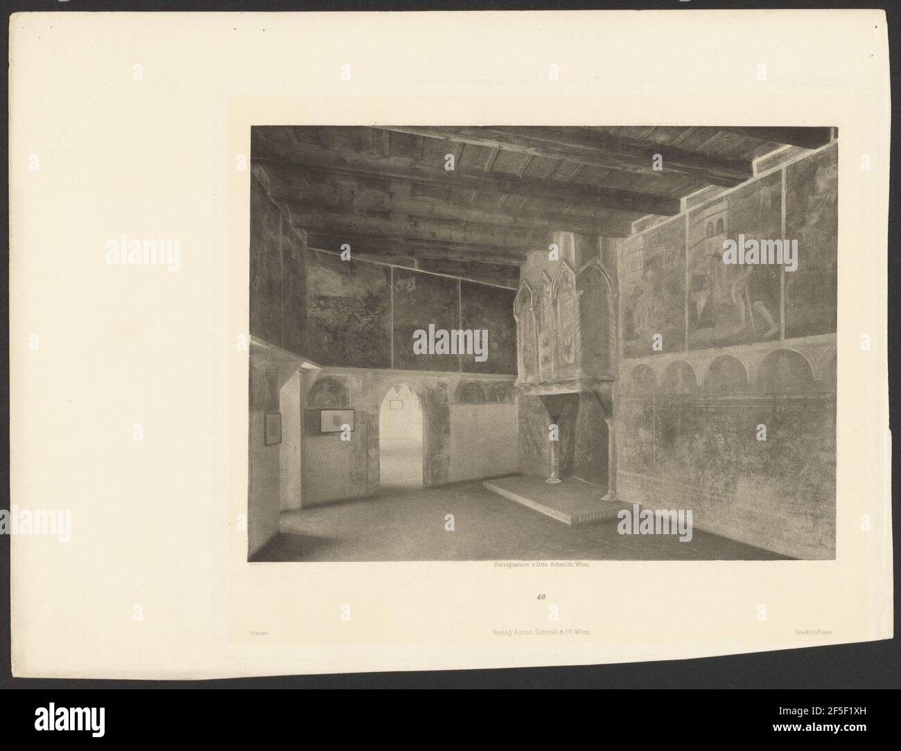 Interno della stanza coperto di dipinti. Otto Schmidt (austriaco, nato nel 1842) Foto Stock