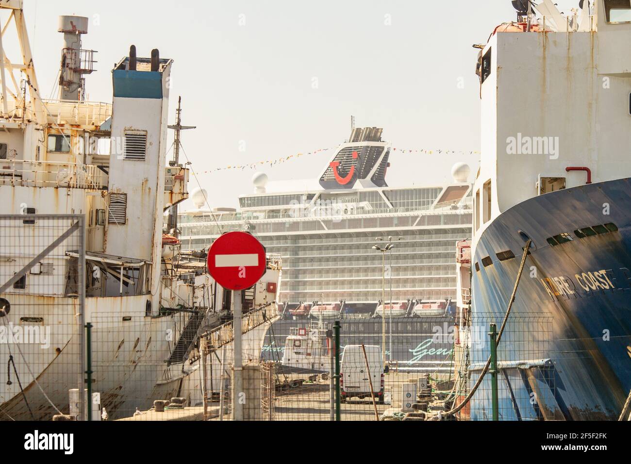 Las Palmas, Gran Canaria, Isole Canarie, Spagna. 26 Marzo 2021. Nave da crociera TUI Mein Schiff 2 nel porto di Las Palmas sulla Gran Canaria. Da dicembre TUI ha operativo crociere per le isole Canarie per clienti tedeschi. Tutti i passeggeri arrivano sugli stessi voli TUI multipli (11 voli TUI arrivati oggi) dalla Germania, forniscono un test COVID negativo prima di lasciare la Germania e sono conformi ai rigorosi protocolli Covid a bordo. Credit: Alan Dawson/Alamy Live News Foto Stock