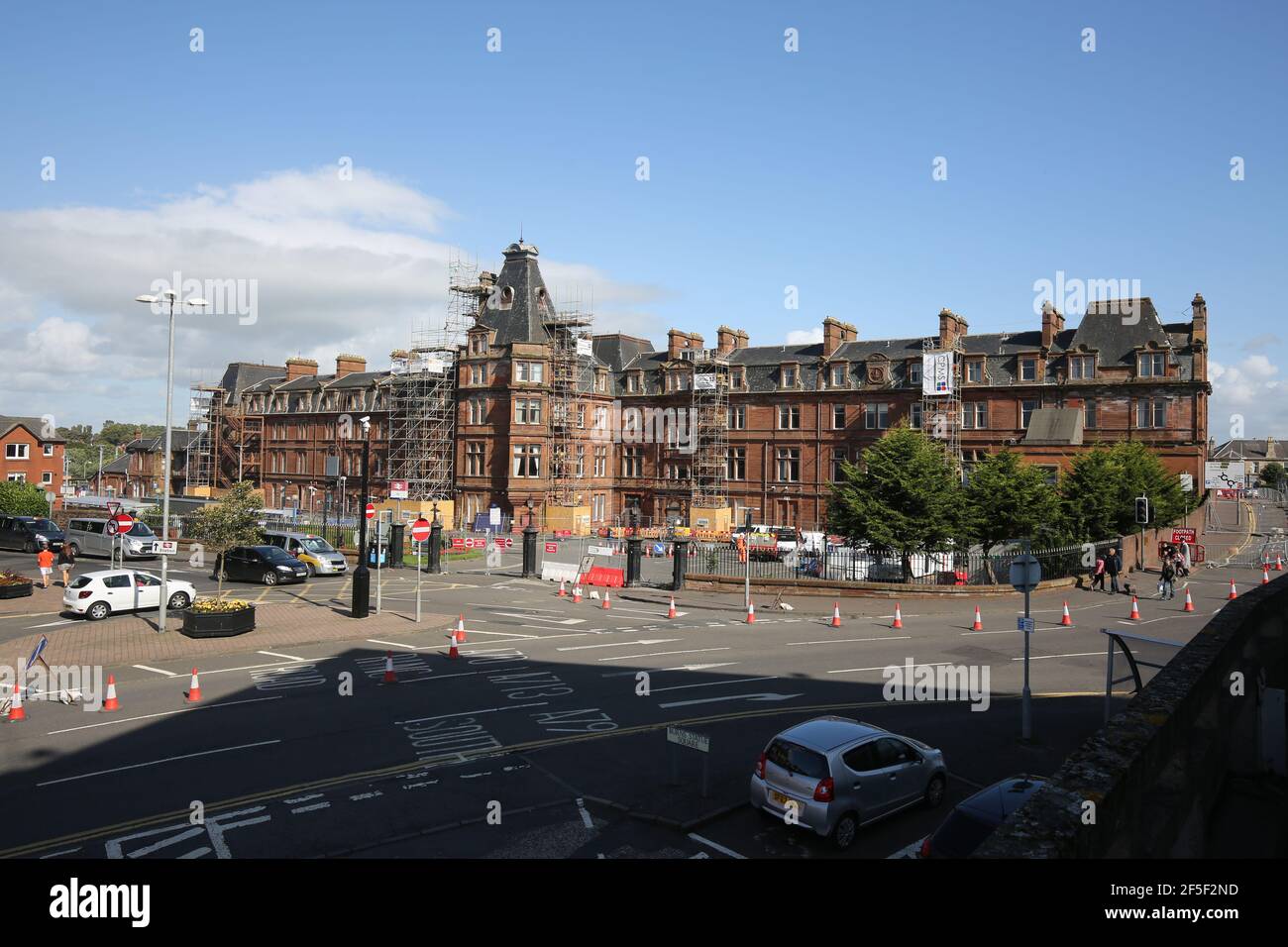 ,Ayr, Ayrshire, Scozia, Ayr stazione ferroviaria è completamente chiuso per la prima volta in history.Barriers saranno abbassati a mezzanotte di domenica come ScotRail sensazionalmente tirare fuori del hub.A paralizzato piano di backup per fermare treni ad altre stazioni è in corso di esame. Viene fra i timori sopra il rischio spiraloso alla sicurezza pubblica posto dall'hotel sbriciolato della stazione di Ayr. Scotrail è stato costretto a tirare la spina su due delle quattro piattaforme di Ayr il martedì dopo che più danni è stato scoperto overhead. Foto Stock