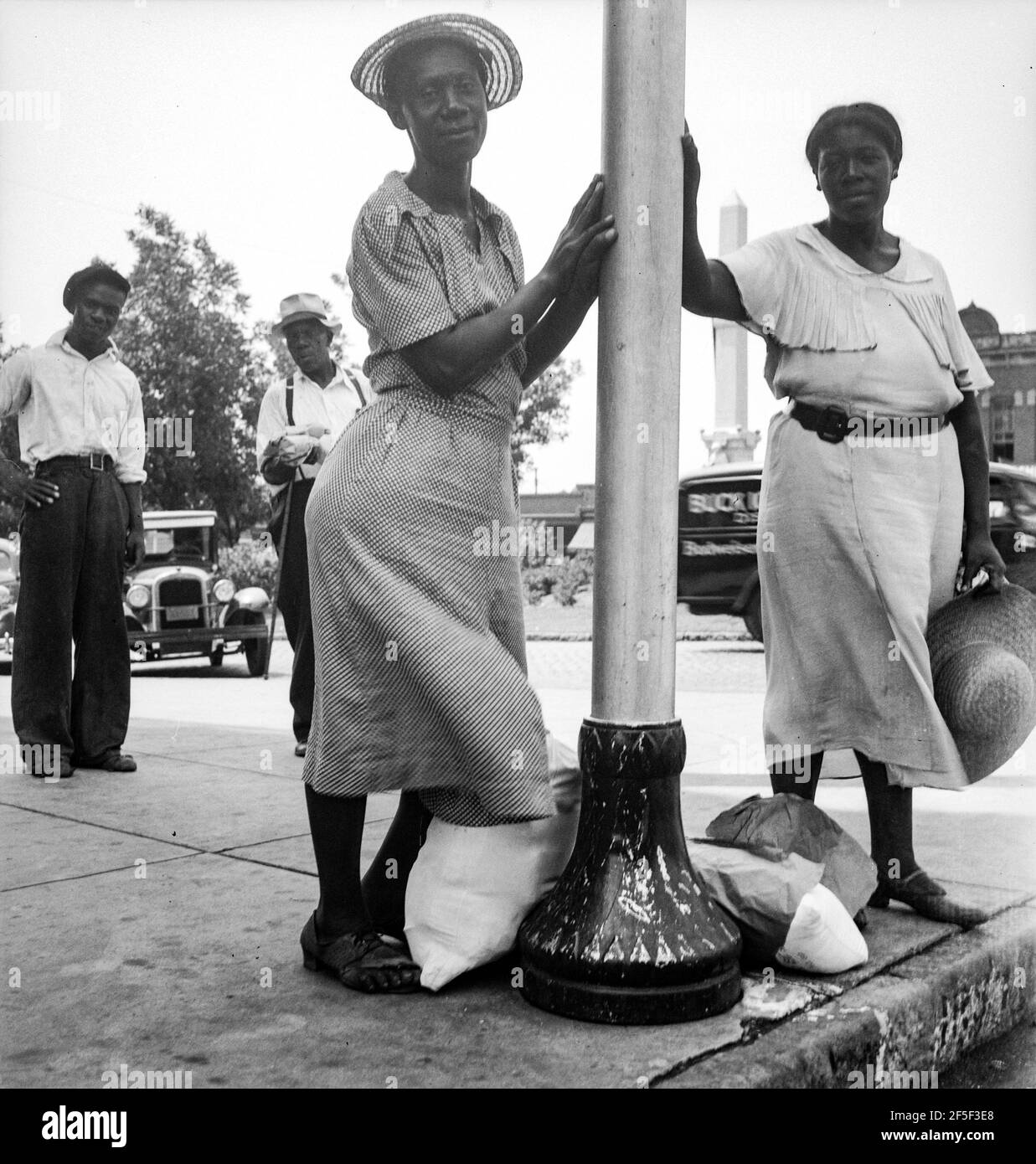 Donne afroamericane - scena di strada. Macon, Georgia. Luglio 1936. Fotografia di Dorothea Lange. Foto Stock