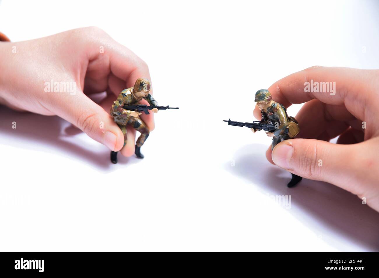 Soldati americani moderni con armi. Giocattolo incollato in plasitc, dipinto a mano. Due ragazzi che giocano le figurine insieme. Foto Stock