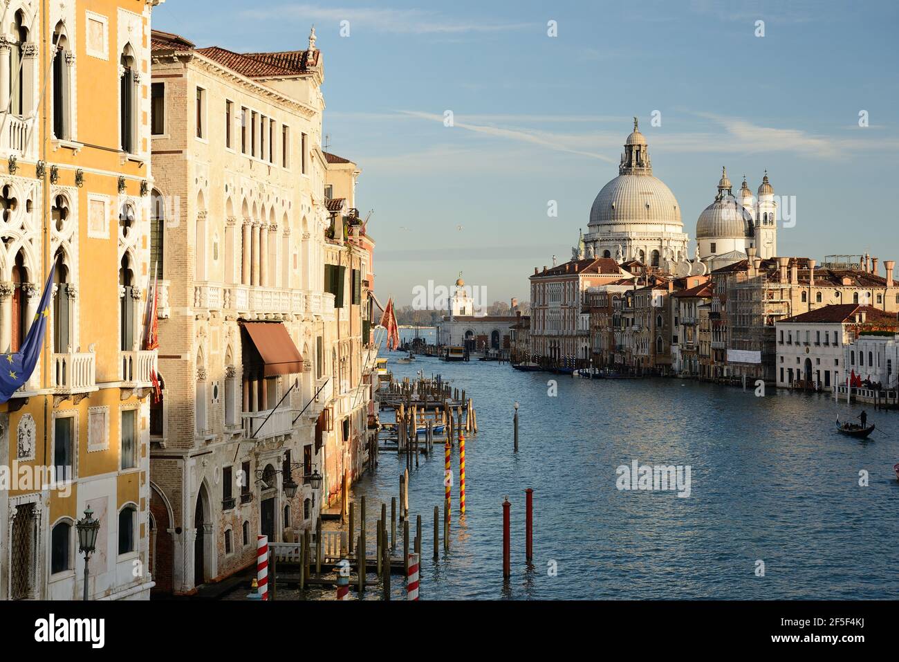 Splendida vista sul Canal Grande e sulla Basilica di Santa Maria della Salute, Venezia, Italia. Foto scattata dal ponte dell'Accademia. Foto Stock