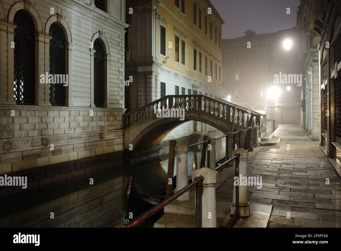 Vista notturna del canale a Venezia Foto Stock